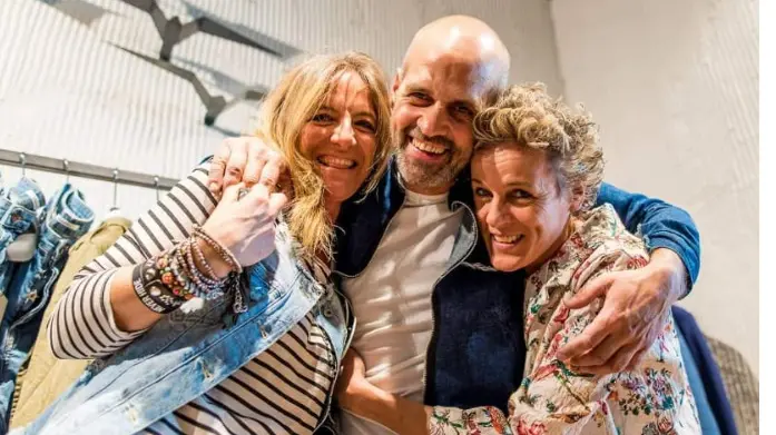 Alessandra Rotelli (a destra) con i colleghi di lavoro di Bro's