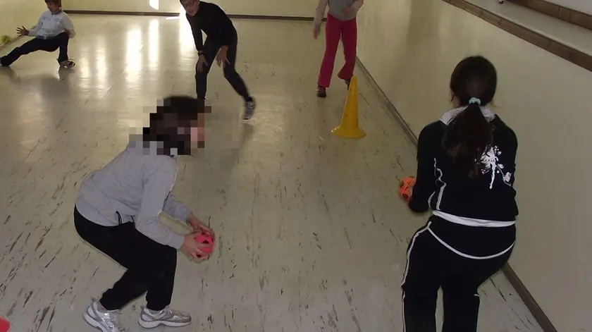 Una bambina è in prognosi riservata dopo una caduta durante l'ora di motoria