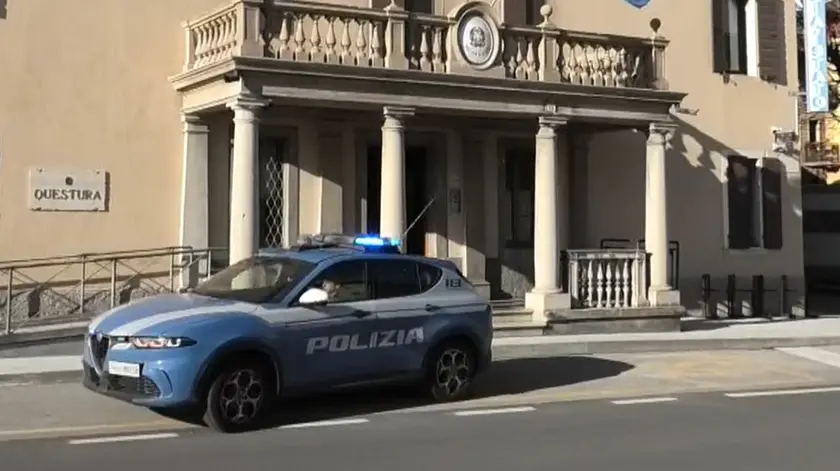 La polizia ha inseguito un uomo fuggito all'alt fino a casa