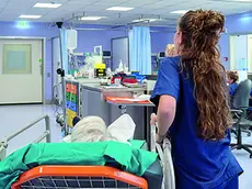 Un’infermiera nel reparto di Pronto soccorso di un ospedale. La Regione stanzia 20 milioni di euro per le indennità