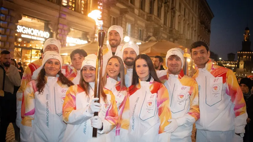 I tedofori a Milano con la torcia olimpica per l’avvio del viaggio che condurrà all’Arena di Verona