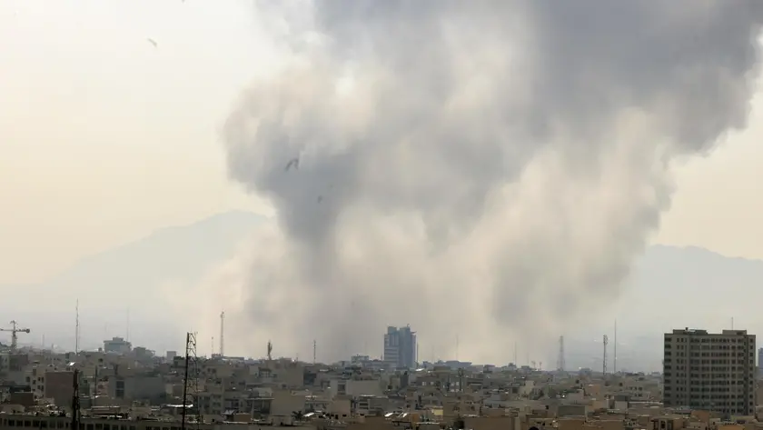 Le colonne di fumo durante i raid aerei sulla capitale iraniana Teheran