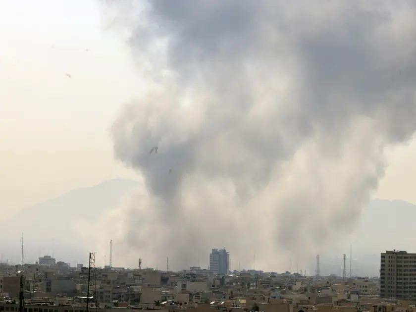 Le colonne di fumo durante i raid aerei sulla capitale iraniana Teheran