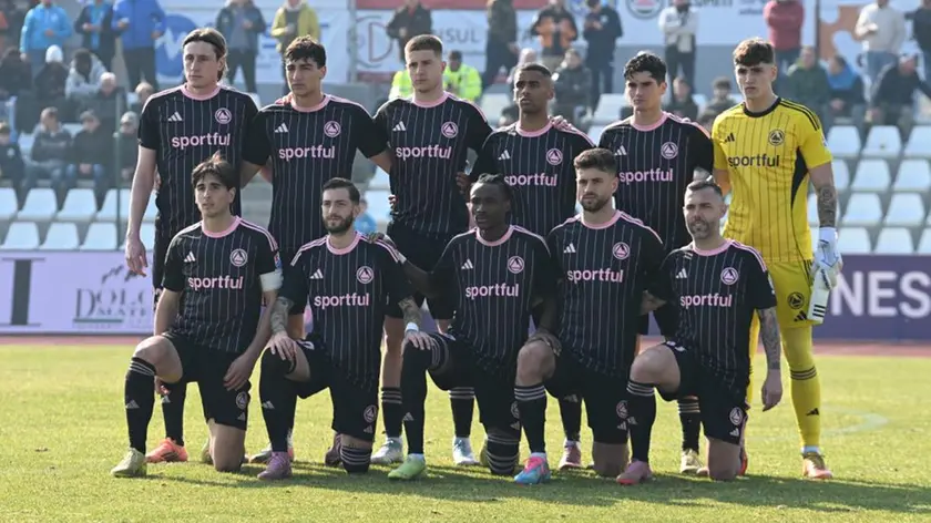 La Dolomiti Bellunesi schierata ieri a Feltre (Foto Beppe De Zanet)