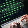 Un hacker impegnato in un attacco informatico