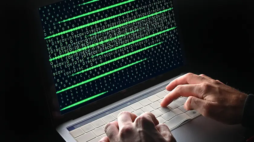 Un hacker impegnato in un attacco informatico