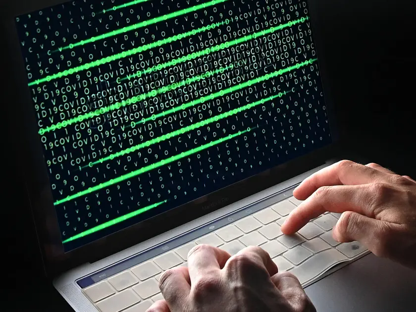 Un hacker impegnato in un attacco informatico