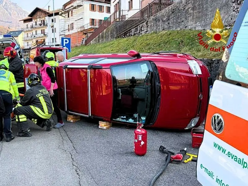 L'auto dei due bellunesi feriti
