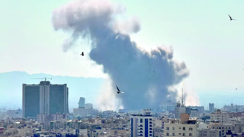 Colonne di fumo si alzano in seguito alle esplosioni causate dai missili sparati su Teheran
