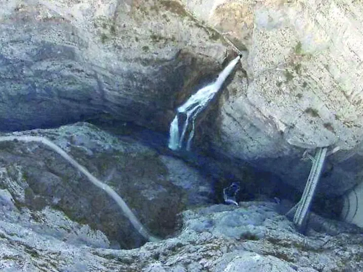 La srl è stata messa in liquidazione poi improvvisamente riattivata a dicembre. L’asse unisce Treviso, Belluno e Monaco di Baviera e riporta alla fallita En&En