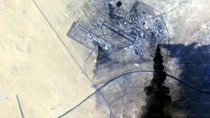 L’immagine satellitare di una colonna di fumo nero che si alzava lunedì 2 marzo dalla base di Ali Al Salem in Kuwait