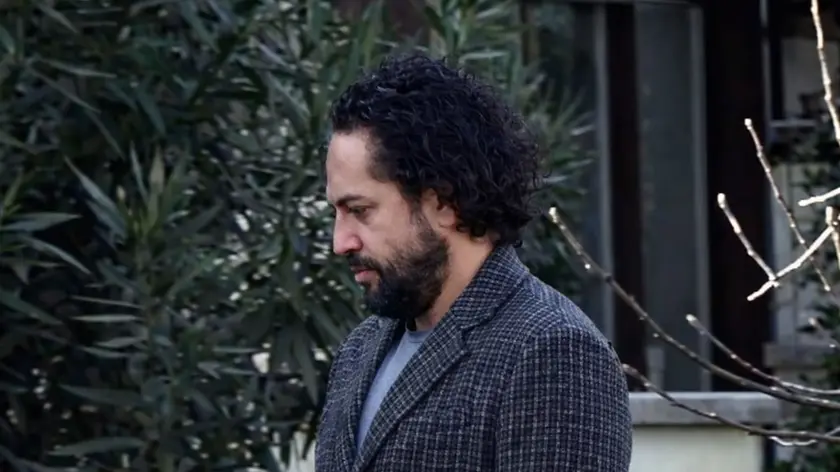 Luiz Eduardo Pascoli Bottura in uno dei frame dei video girati dalla troupe della televisione brasiliana Globo durante i pedinamenti. (credits dei frame: TV Globo/Fantástico: O Show da Vida)