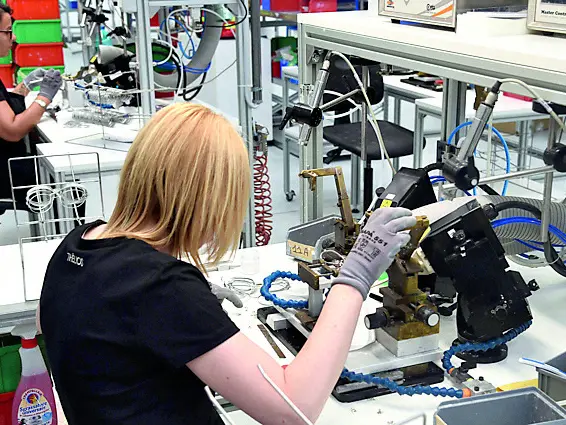 Una lavoratrice in fabbrica