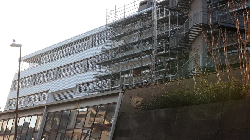 La facciata dell’istituto Nordio a Trieste con i lavori finiti solo a metà (Foto Andrea Lasorte)