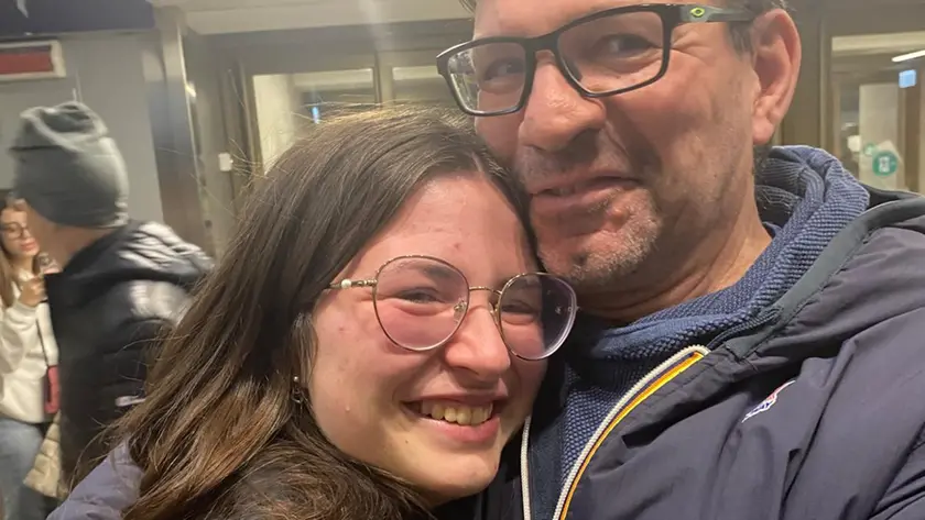 Giulia Coppa di nuovo a casa, l'abbraccio con il papà Federico in aeroporto