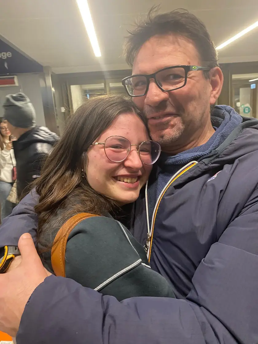 Giulia Coppa di nuovo a casa, l'abbraccio con il papà Federico in aeroporto