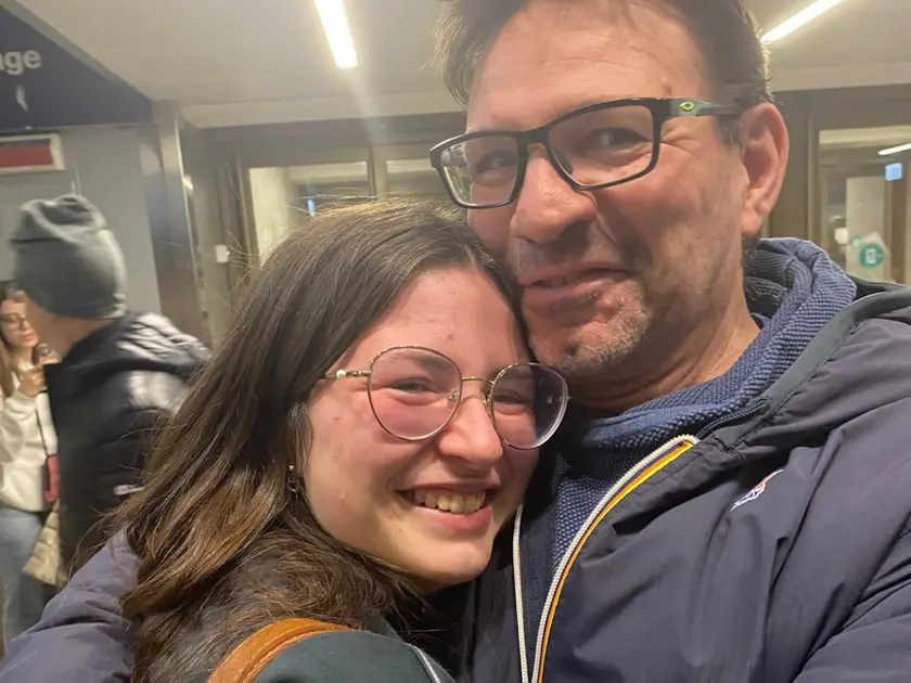 Giulia Coppa di nuovo a casa, l'abbraccio con il papà Federico in aeroporto