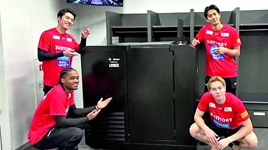 La criocabina prodotta dalla Imap a Osaka con gli atleti della Suntory Sunbirds