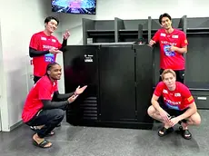 La criocabina prodotta dalla Imap a Osaka con gli atleti della Suntory Sunbirds