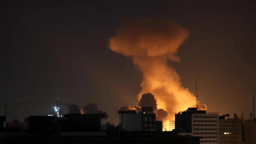 Uno dei tanti attacchi israeliani su Teheran