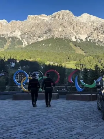 Una pattuglia dell’Arma davanti ai simboli dei Giochi esposti a Cortina