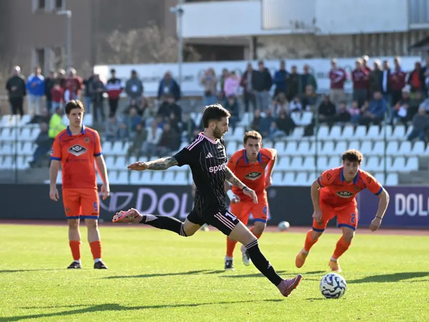 Il terzo gol da fuori area segnato da Luca Clemenza (Foto De Zanet)