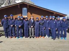Foto di gruppo per gli agenti e il capo della polizia Pisani