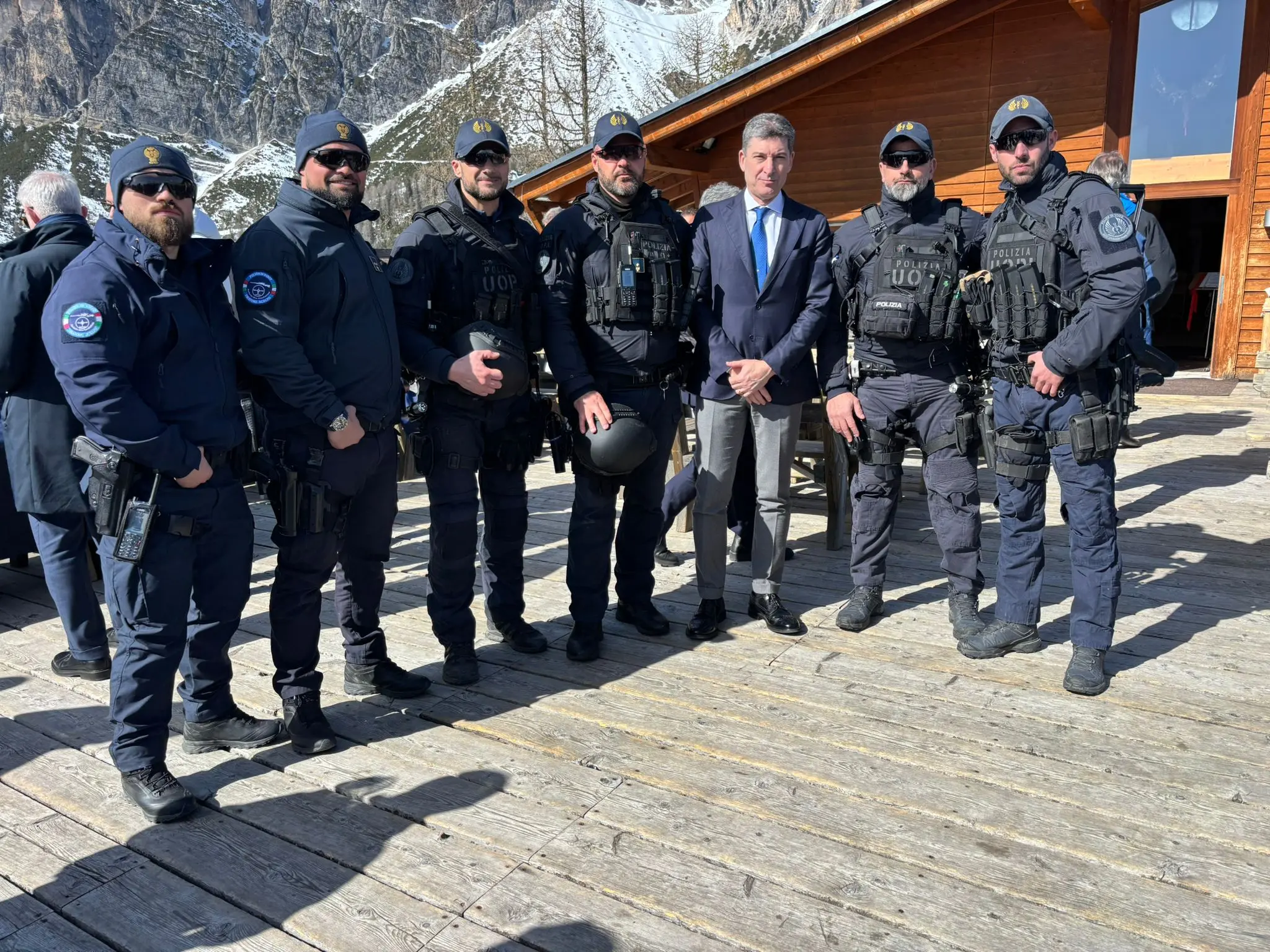 Pisani con alcuni degli agenti impegnati alle Paralimpiadi