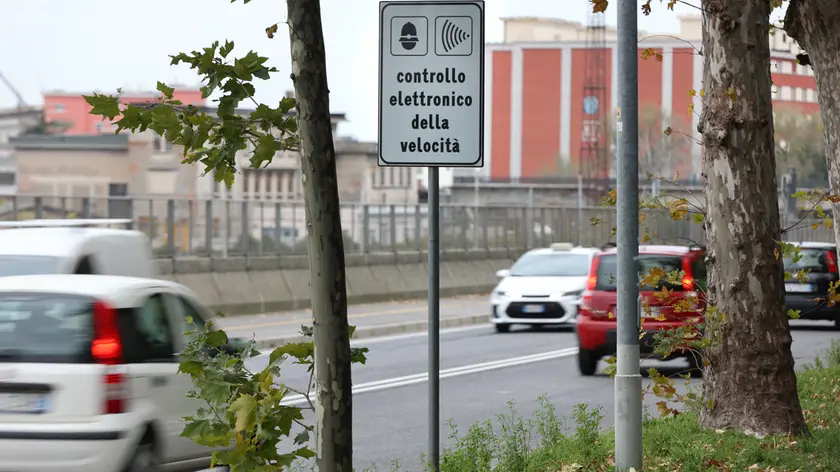 Un cartello che indica la presenza di un autovelox