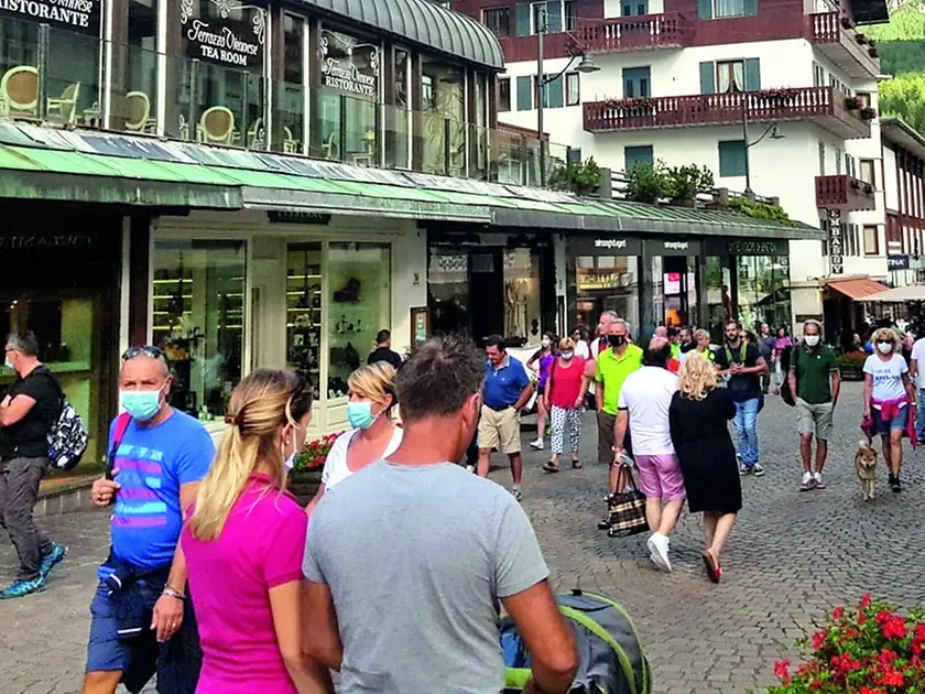 Lo struscio in corso Italia con le mascherine anti Covid-19 durante la pandemia