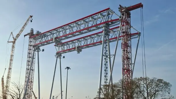 Le due maxi gru alte oltre 80 metri e larghe 38 in fase di realizzazione da Cimolai Technology