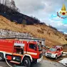 Alcuni mezzi dei vigili del fuoco per spegnere l'incendio a Casamazzagno (Foto Vigili del fuoco)