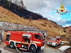 Alcuni mezzi dei vigili del fuoco per spegnere l'incendio a Casamazzagno (Foto Vigili del fuoco)