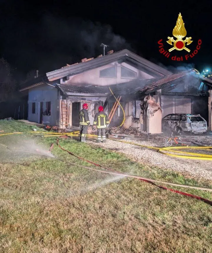 L'autorimessa di Limana colpita dall'incendio durante la notte