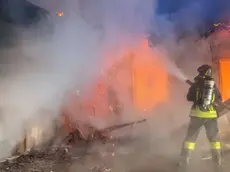 L'incendio dell'autorimessa a Limana in una foto dei vigili del fuoco