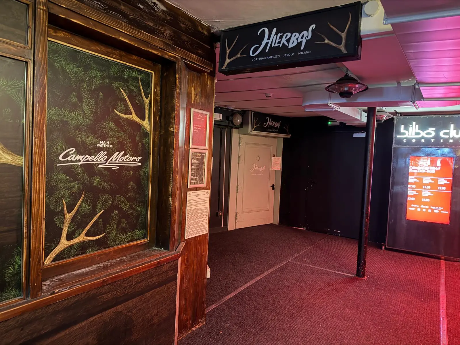 L'entrata dello Hierbas di Cortina, chiuso per ordine del questore