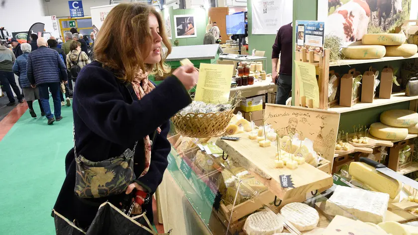 Visatatori tra gli stand di Agrimont