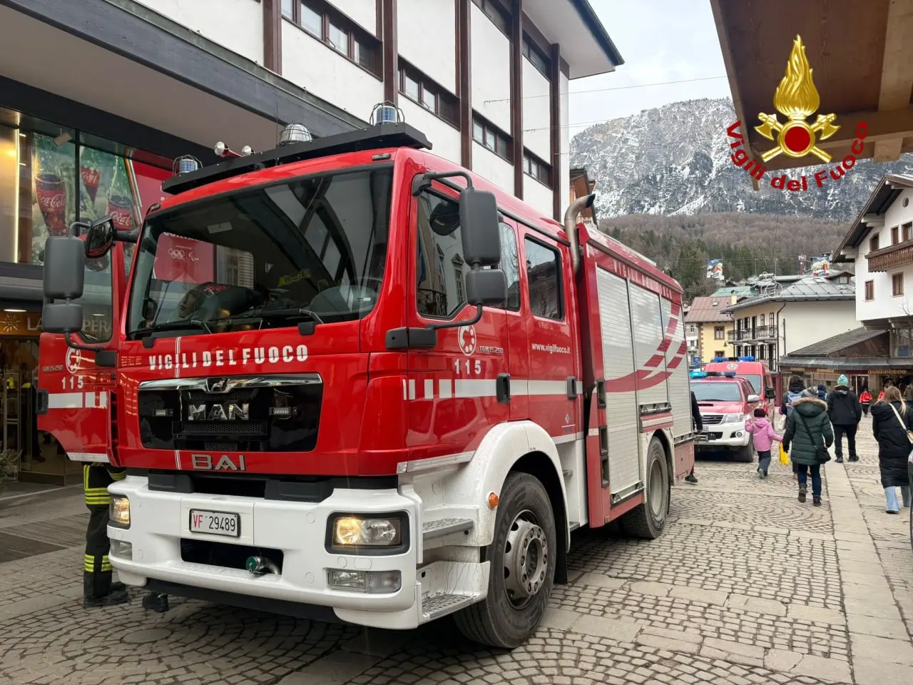 Un altro equipaggio dei vigili del fuoco