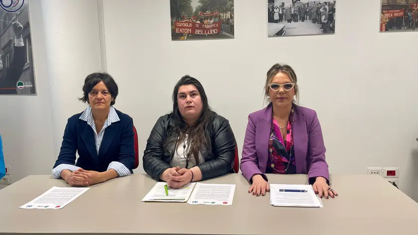 Da sinistra le segretarie Denise Casanova (Cgil), Sonia Bridda (Uil) e Roberta Barbieri (Cisl)