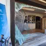 La vetrina del negozio Dolomiti Bike Shop di Campo San Pietro a Mel sfondata durante la notte dai ladri