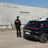 I carabinieri di fronte allo stabilimento di Prada a Dolo