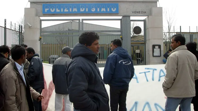 Una manifestazione di protesta davanti alla questura di Venezia