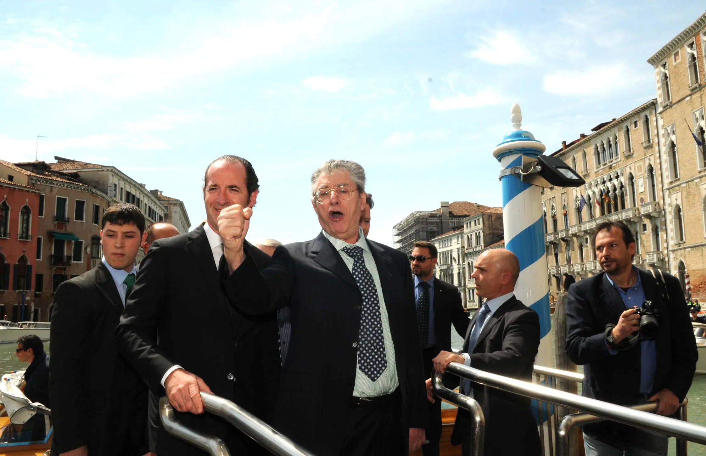 IN FOTO IL SALUTO DI UMBERTO BOSSI ALL'ARRIVO A PALAZZO BALBI, A SX ZAIA. Umberto Bossi in regione - duemiladieci, in visita al presidente della Regione Veneto Luca Zaia