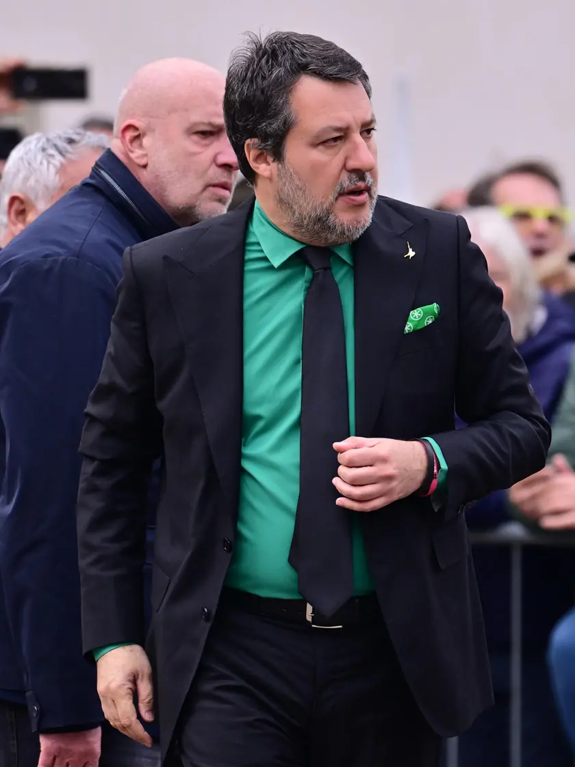 Salvini contestato al funerale di Bossi