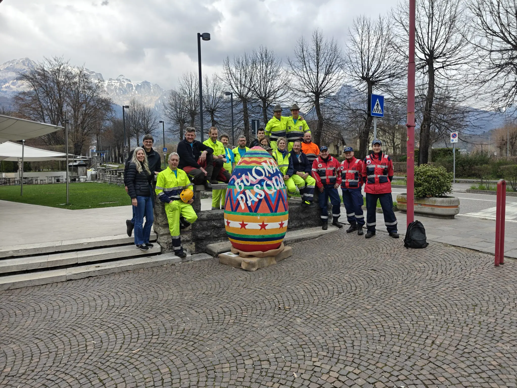 Volontari e amministratori al termine della attività in viale Vittorio Veneto a Pedavena