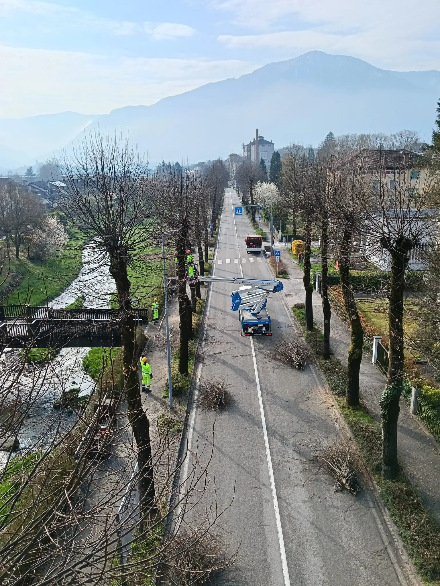 Le operazioni della protezione civile per la messa in sicurezza di viale Vittorio Veneto a Pedavena