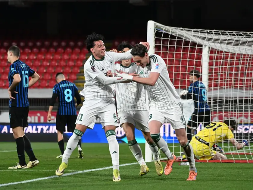 Davide Mondonico abbracciato dai compagni dopo il 2-0 (Foto De Zanet)