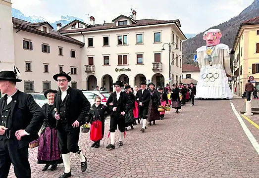La Vecia Popa sfila per Agordo scortata dai gruppi folk