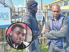 Nella foto grande, con le braccia incrociate, il papà del 22enne davanti all’azienda; nel tondo Pape Mamour Mbow, la vittima dell’incidente mortale