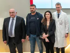 Il dg Paolo Fortuna, i genitori del piccolo e il prof. Vidal